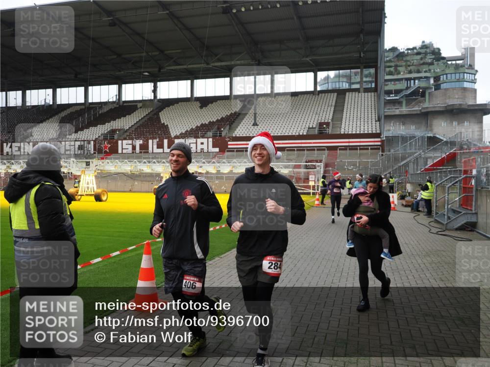 07.12.2025 - St. Pauli X-Mass-Run No. 15 Fabian Wolf http://msf.ph/oto/9396700 07.12.2025 10:40:42 Ziel 284, 406, 1457, 2555, 2559, 2594, 2916, 3244, 3407, 3408, 4041, 4304, 4856 meine-sportfotos.de
