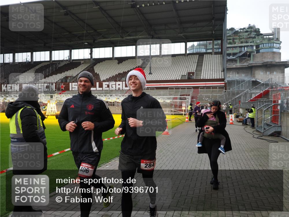 07.12.2025 - St. Pauli X-Mass-Run No. 15 Fabian Wolf http://msf.ph/oto/9396701 07.12.2025 10:40:42 Ziel 284, 406, 1457, 2555, 2559, 2594, 2916, 3244, 3407, 3408, 4041, 4304, 4856 meine-sportfotos.de