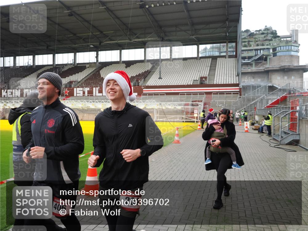 07.12.2025 - St. Pauli X-Mass-Run No. 15 Fabian Wolf http://msf.ph/oto/9396702 07.12.2025 10:40:42 Ziel 284, 406, 1457, 2555, 2559, 2594, 2916, 3244, 3407, 3408, 4041, 4304, 4856 meine-sportfotos.de