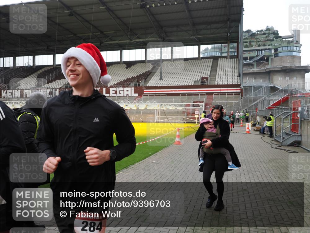 07.12.2025 - St. Pauli X-Mass-Run No. 15 Fabian Wolf http://msf.ph/oto/9396703 07.12.2025 10:40:42 Ziel 284, 406, 1457, 2555, 2559, 2594, 2916, 3244, 3407, 3408, 4041, 4304, 4856 meine-sportfotos.de