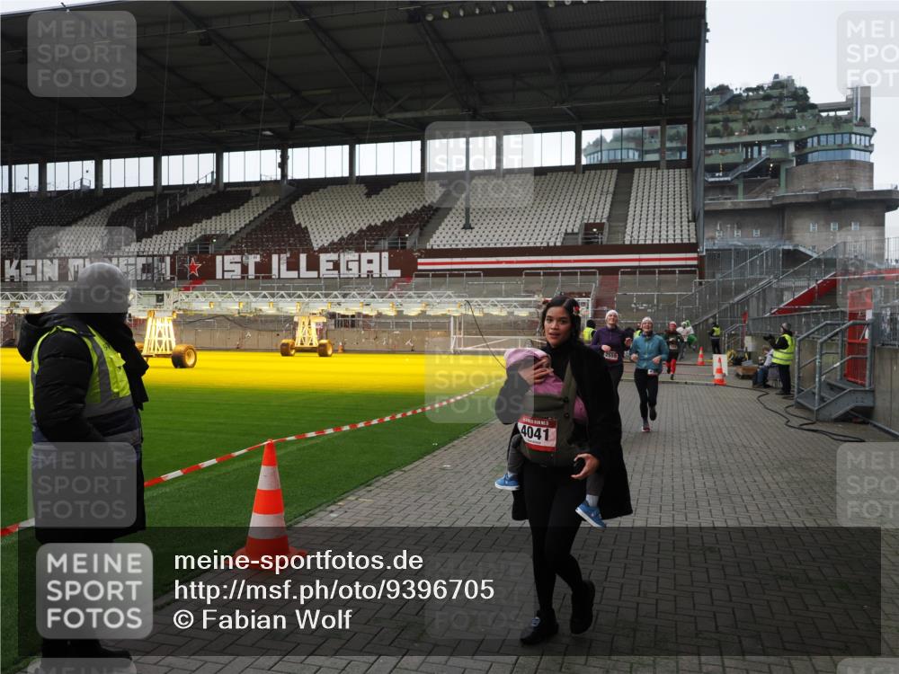 07.12.2025 - St. Pauli X-Mass-Run No. 15 Fabian Wolf http://msf.ph/oto/9396705 07.12.2025 10:40:43 Ziel 284, 406, 1457, 2555, 2559, 2594, 2916, 3244, 3407, 3408, 4041, 4304, 4856 meine-sportfotos.de