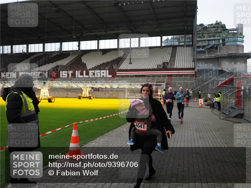 07.12.2025 - St. Pauli X-Mass-Run No. 15 Fabian Wolf http://msf.ph/oto/9396706 07.12.2025 10:40:43 Ziel 284, 406, 1457, 2555, 2559, 2594, 2916, 3244, 3407, 3408, 4041, 4304, 4856 meine-sportfotos.de