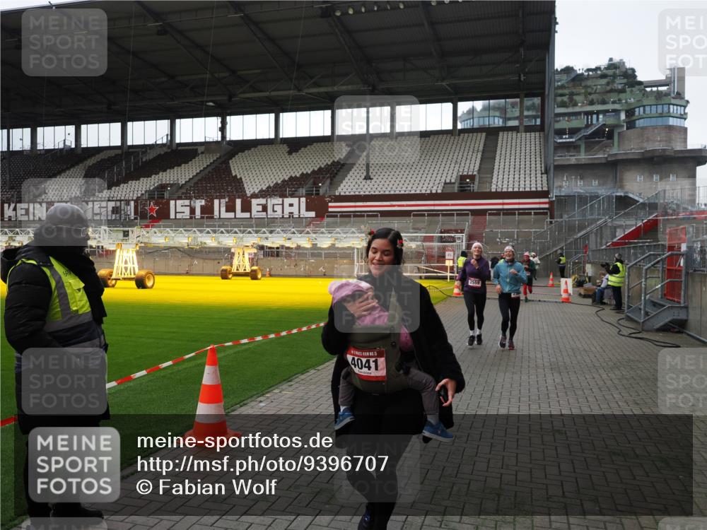 07.12.2025 - St. Pauli X-Mass-Run No. 15 Fabian Wolf http://msf.ph/oto/9396707 07.12.2025 10:40:43 Ziel 284, 406, 1457, 2555, 2559, 2594, 2916, 3244, 3407, 3408, 4041, 4304, 4856 meine-sportfotos.de
