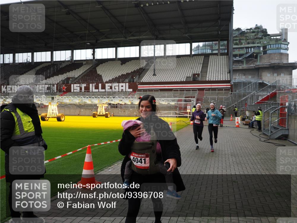 07.12.2025 - St. Pauli X-Mass-Run No. 15 Fabian Wolf http://msf.ph/oto/9396708 07.12.2025 10:40:43 Ziel 284, 406, 1457, 2555, 2559, 2594, 2916, 3244, 3407, 3408, 4041, 4304, 4856 meine-sportfotos.de