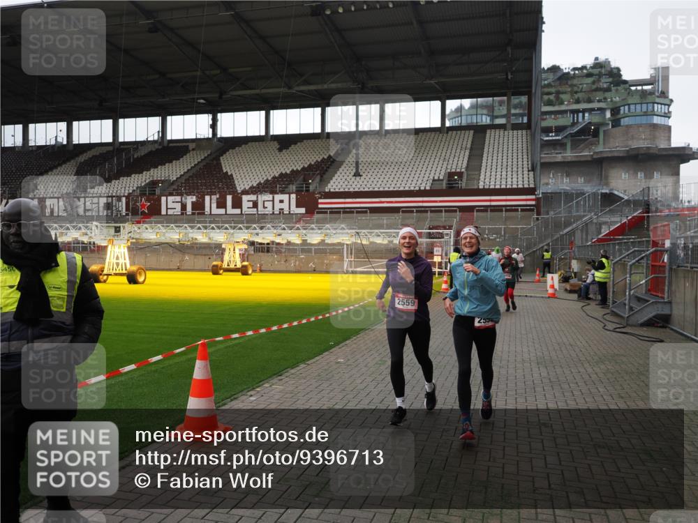 07.12.2025 - St. Pauli X-Mass-Run No. 15 Fabian Wolf http://msf.ph/oto/9396713 07.12.2025 10:40:44 Ziel 284, 406, 1457, 2555, 2559, 2594, 3244, 3407, 3408, 4041, 4304, 4856 meine-sportfotos.de