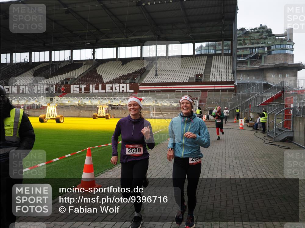 07.12.2025 - St. Pauli X-Mass-Run No. 15 Fabian Wolf http://msf.ph/oto/9396716 07.12.2025 10:40:45 Ziel 284, 406, 1457, 2555, 2559, 2594, 3244, 3407, 3408, 4041, 4304, 4856 meine-sportfotos.de