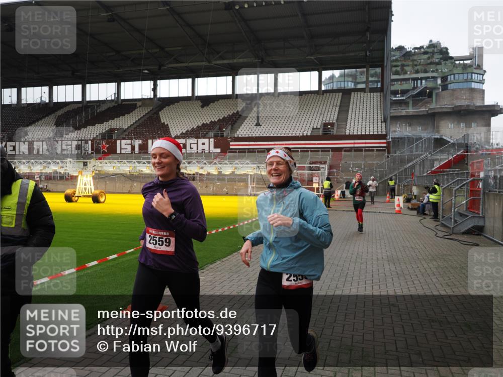 07.12.2025 - St. Pauli X-Mass-Run No. 15 Fabian Wolf http://msf.ph/oto/9396717 07.12.2025 10:40:45 Ziel 284, 406, 1457, 2555, 2559, 2594, 3244, 3407, 3408, 4041, 4304, 4856 meine-sportfotos.de