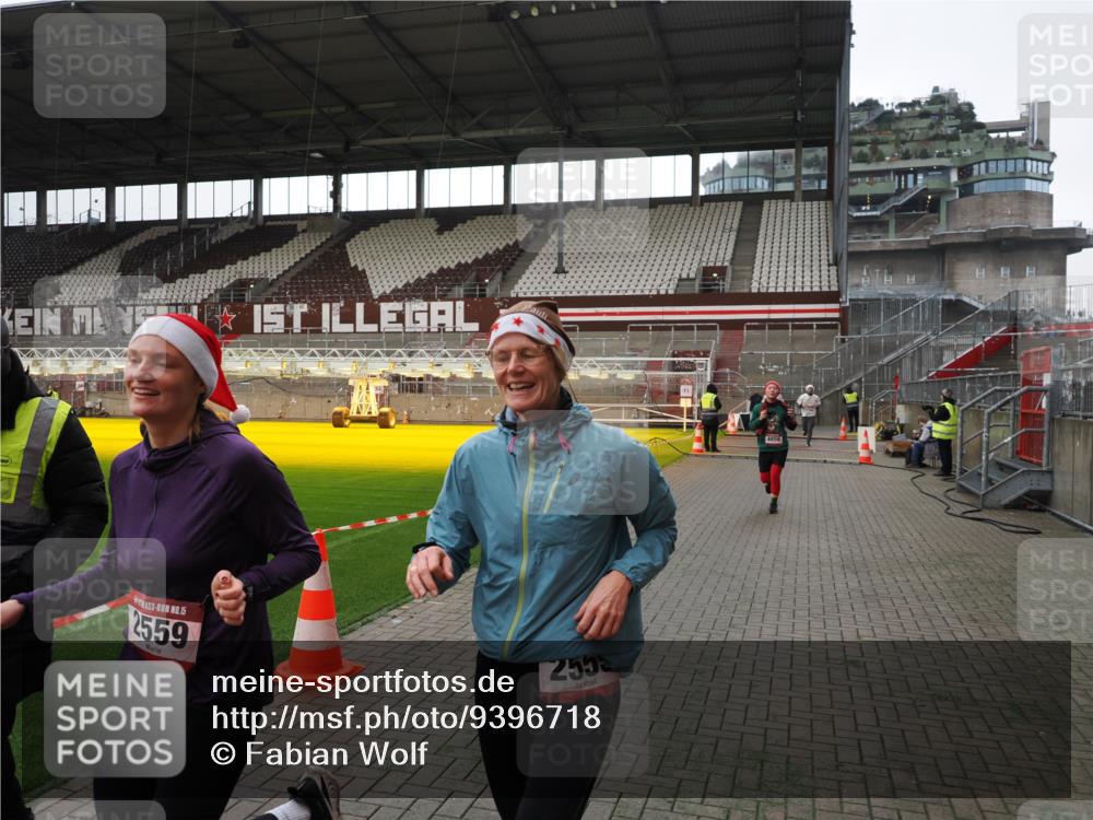 07.12.2025 - St. Pauli X-Mass-Run No. 15 Fabian Wolf http://msf.ph/oto/9396718 07.12.2025 10:40:45 Ziel 284, 406, 1457, 2555, 2559, 2594, 3244, 3407, 3408, 4041, 4304, 4856 meine-sportfotos.de