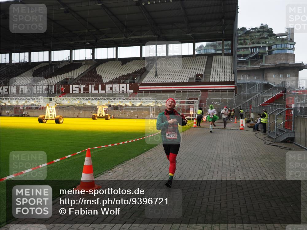 07.12.2025 - St. Pauli X-Mass-Run No. 15 Fabian Wolf http://msf.ph/oto/9396721 07.12.2025 10:40:48 Ziel 284, 288, 406, 1457, 2555, 2559, 3407, 4041, 4304, 4856, 4871 meine-sportfotos.de