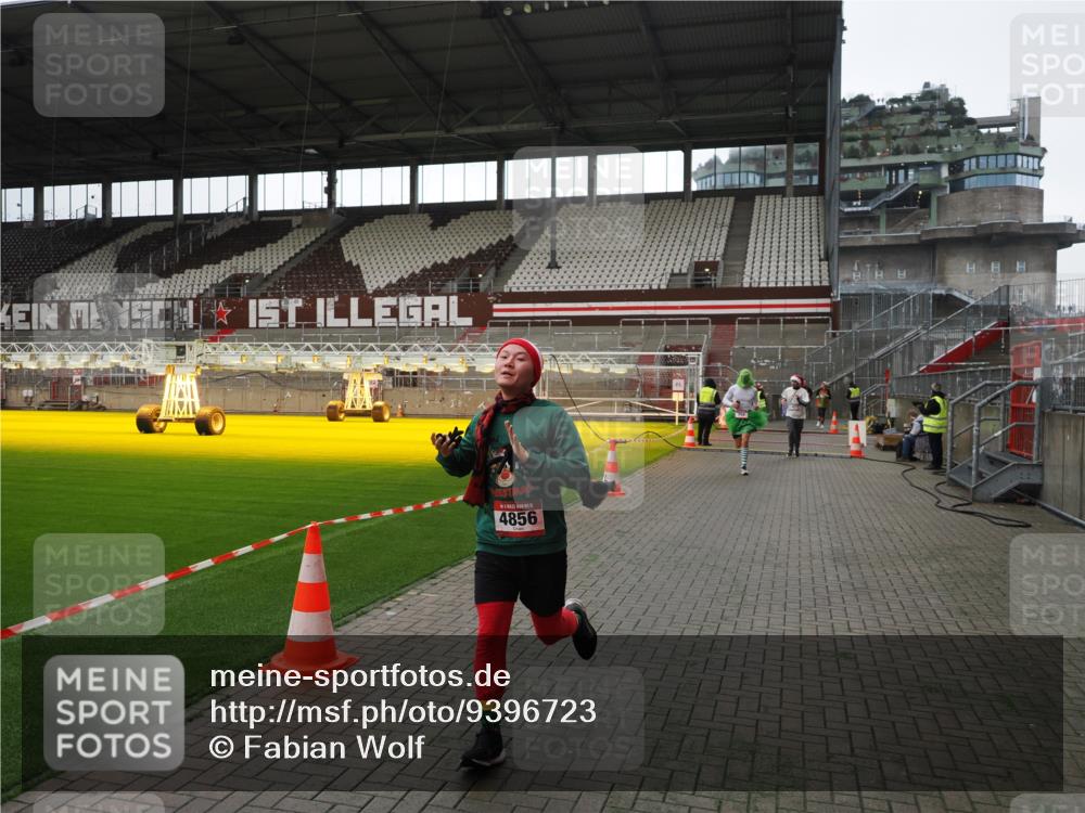 07.12.2025 - St. Pauli X-Mass-Run No. 15 Fabian Wolf http://msf.ph/oto/9396723 07.12.2025 10:40:48 Ziel 284, 288, 406, 1457, 2555, 2559, 3407, 4041, 4304, 4856, 4871 meine-sportfotos.de