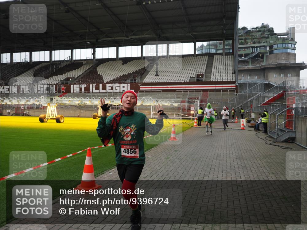07.12.2025 - St. Pauli X-Mass-Run No. 15 Fabian Wolf http://msf.ph/oto/9396724 07.12.2025 10:40:48 Ziel 284, 288, 406, 1457, 2555, 2559, 3407, 4041, 4304, 4856, 4871 meine-sportfotos.de