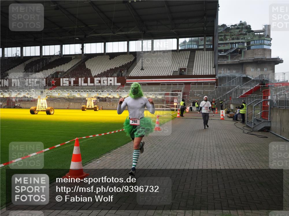 07.12.2025 - St. Pauli X-Mass-Run No. 15 Fabian Wolf http://msf.ph/oto/9396732 07.12.2025 10:40:51 Ziel 284, 288, 406, 1457, 2555, 2559, 3264, 3265, 4304, 4856, 4871 meine-sportfotos.de
