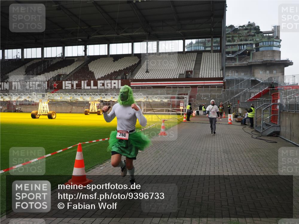 07.12.2025 - St. Pauli X-Mass-Run No. 15 Fabian Wolf http://msf.ph/oto/9396733 07.12.2025 10:40:51 Ziel 284, 288, 406, 1457, 2555, 2559, 3264, 3265, 4304, 4856, 4871 meine-sportfotos.de