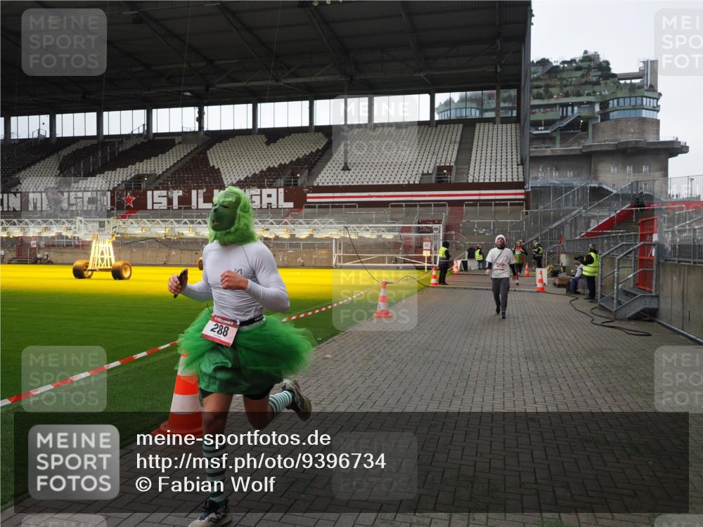 07.12.2025 - St. Pauli X-Mass-Run No. 15 Fabian Wolf http://msf.ph/oto/9396734 07.12.2025 10:40:51 Ziel 284, 288, 406, 1457, 2555, 2559, 3264, 3265, 4304, 4856, 4871 meine-sportfotos.de