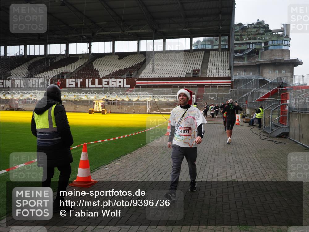 07.12.2025 - St. Pauli X-Mass-Run No. 15 Fabian Wolf http://msf.ph/oto/9396736 07.12.2025 10:40:57 Ziel 288, 545, 952, 2555, 2559, 3264, 3265, 4773, 4856, 4871 meine-sportfotos.de