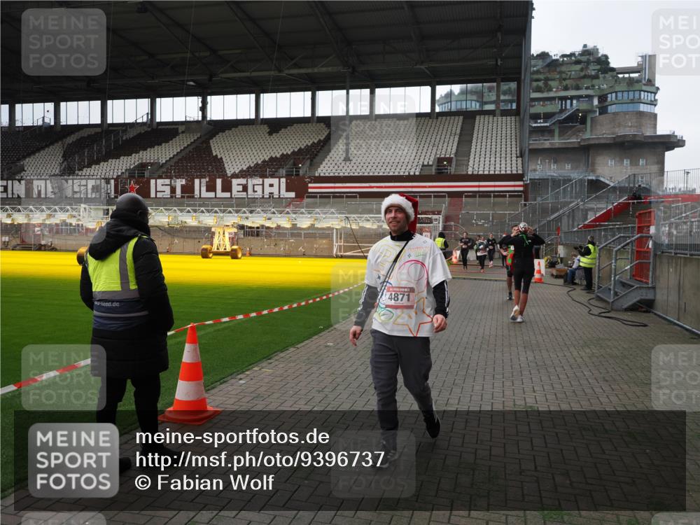 07.12.2025 - St. Pauli X-Mass-Run No. 15 Fabian Wolf http://msf.ph/oto/9396737 07.12.2025 10:40:57 Ziel 288, 545, 952, 2555, 2559, 3264, 3265, 4773, 4856, 4871 meine-sportfotos.de