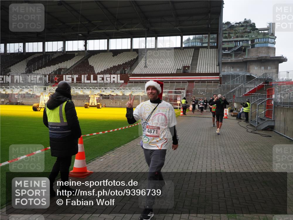 07.12.2025 - St. Pauli X-Mass-Run No. 15 Fabian Wolf http://msf.ph/oto/9396739 07.12.2025 10:40:57 Ziel 288, 545, 952, 2555, 2559, 3264, 3265, 4773, 4856, 4871 meine-sportfotos.de