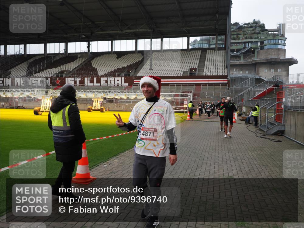 07.12.2025 - St. Pauli X-Mass-Run No. 15 Fabian Wolf http://msf.ph/oto/9396740 07.12.2025 10:40:57 Ziel 288, 545, 952, 2555, 2559, 3264, 3265, 4773, 4856, 4871 meine-sportfotos.de