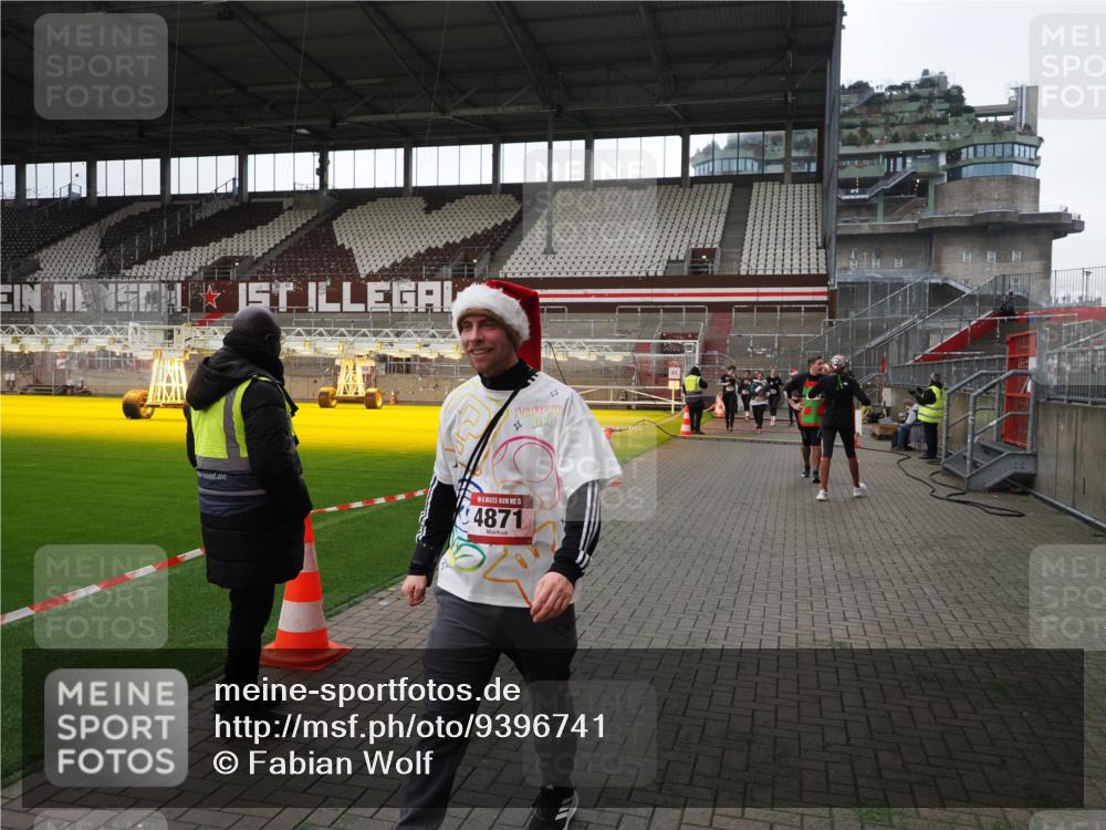 07.12.2025 - St. Pauli X-Mass-Run No. 15 Fabian Wolf http://msf.ph/oto/9396741 07.12.2025 10:40:58 Ziel 288, 545, 952, 2555, 2559, 3264, 3265, 3951, 4773, 4856, 4871 meine-sportfotos.de
