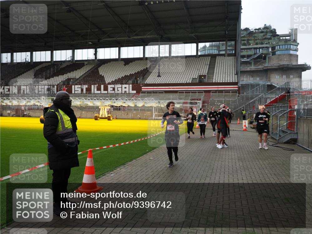 07.12.2025 - St. Pauli X-Mass-Run No. 15 Fabian Wolf http://msf.ph/oto/9396742 07.12.2025 10:41:03 Ziel 288, 449, 545, 952, 3264, 3265, 3951, 4773, 4871 meine-sportfotos.de