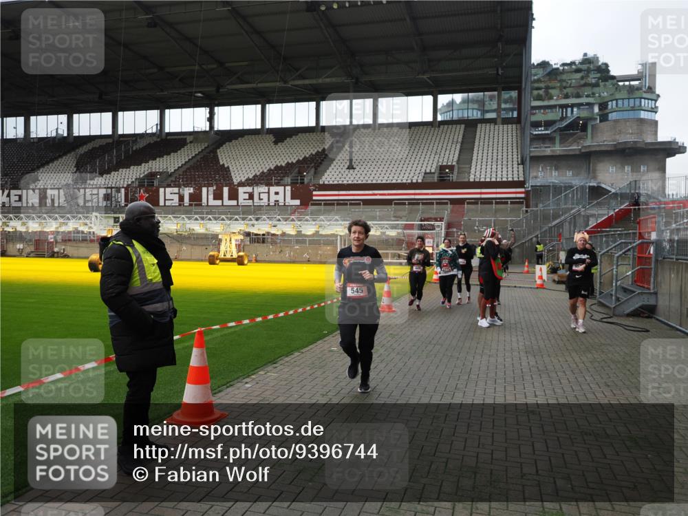 07.12.2025 - St. Pauli X-Mass-Run No. 15 Fabian Wolf http://msf.ph/oto/9396744 07.12.2025 10:41:03 Ziel 288, 449, 545, 952, 3264, 3265, 3951, 4773, 4871 meine-sportfotos.de