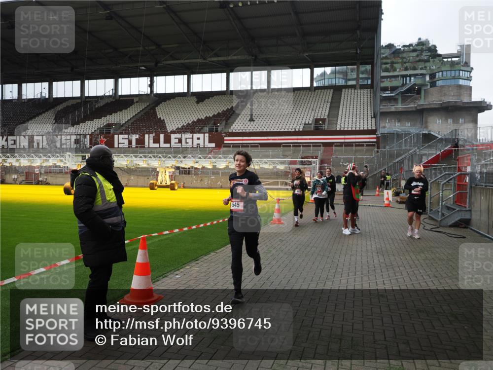 07.12.2025 - St. Pauli X-Mass-Run No. 15 Fabian Wolf http://msf.ph/oto/9396745 07.12.2025 10:41:04 Ziel 288, 449, 545, 952, 1153, 3264, 3265, 3951, 4617, 4773, 4871 meine-sportfotos.de