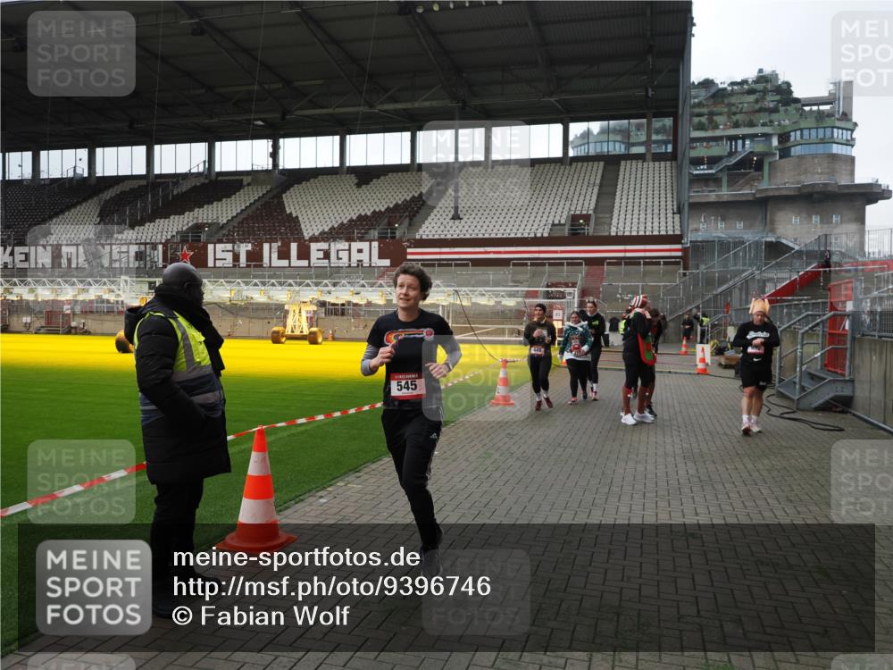 07.12.2025 - St. Pauli X-Mass-Run No. 15 Fabian Wolf http://msf.ph/oto/9396746 07.12.2025 10:41:04 Ziel 288, 449, 545, 952, 1153, 3264, 3265, 3951, 4617, 4773, 4871 meine-sportfotos.de