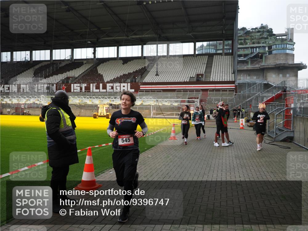07.12.2025 - St. Pauli X-Mass-Run No. 15 Fabian Wolf http://msf.ph/oto/9396747 07.12.2025 10:41:04 Ziel 288, 449, 545, 952, 1153, 3264, 3265, 3951, 4617, 4773, 4871 meine-sportfotos.de