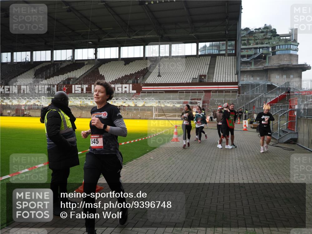 07.12.2025 - St. Pauli X-Mass-Run No. 15 Fabian Wolf http://msf.ph/oto/9396748 07.12.2025 10:41:04 Ziel 288, 449, 545, 952, 1153, 3264, 3265, 3951, 4617, 4773, 4871 meine-sportfotos.de