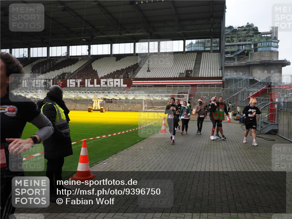 07.12.2025 - St. Pauli X-Mass-Run No. 15 Fabian Wolf http://msf.ph/oto/9396750 07.12.2025 10:41:05 Ziel 288, 449, 545, 952, 1153, 3264, 3265, 3951, 4617, 4773, 4871 meine-sportfotos.de