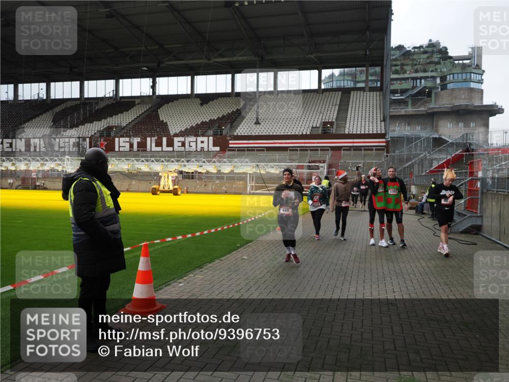 07.12.2025 - St. Pauli X-Mass-Run No. 15 Fabian Wolf http://msf.ph/oto/9396753 07.12.2025 10:41:05 Ziel 288, 449, 545, 952, 1153, 3264, 3265, 3951, 4617, 4773, 4871 meine-sportfotos.de