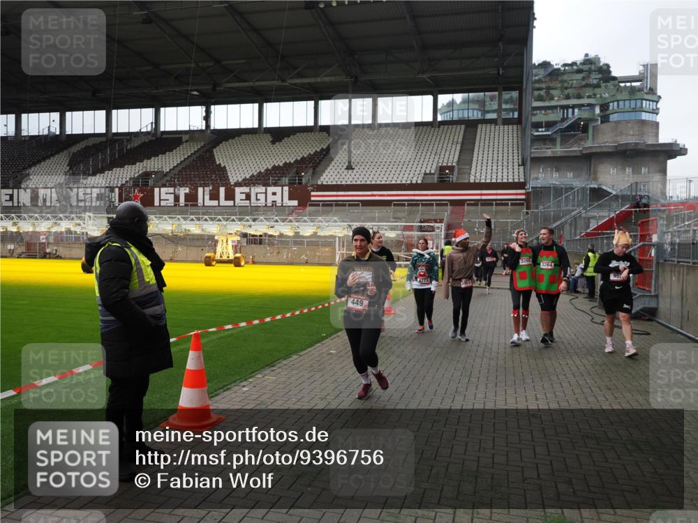07.12.2025 - St. Pauli X-Mass-Run No. 15 Fabian Wolf http://msf.ph/oto/9396756 07.12.2025 10:41:06 Ziel 288, 449, 545, 952, 1153, 3264, 3265, 3951, 4617, 4773, 4871 meine-sportfotos.de