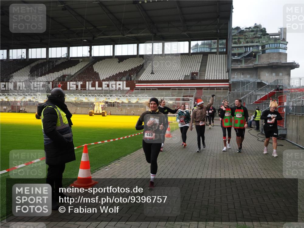 07.12.2025 - St. Pauli X-Mass-Run No. 15 Fabian Wolf http://msf.ph/oto/9396757 07.12.2025 10:41:06 Ziel 288, 449, 545, 952, 1153, 3264, 3265, 3951, 4617, 4773, 4871 meine-sportfotos.de