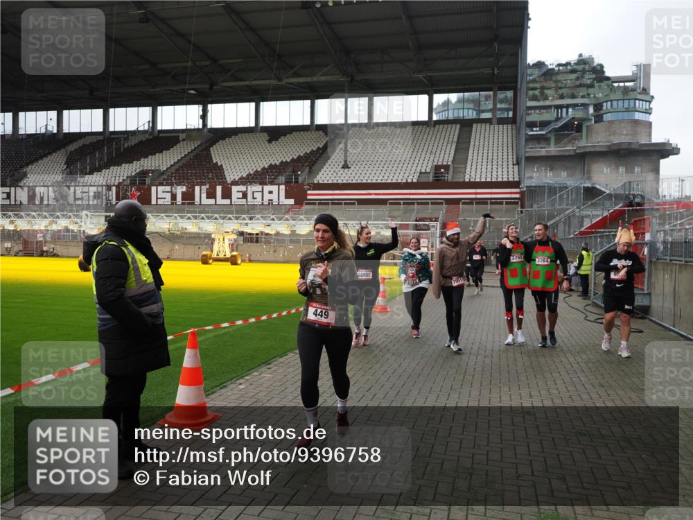 07.12.2025 - St. Pauli X-Mass-Run No. 15 Fabian Wolf http://msf.ph/oto/9396758 07.12.2025 10:41:06 Ziel 288, 449, 545, 952, 1153, 3264, 3265, 3951, 4617, 4773, 4871 meine-sportfotos.de