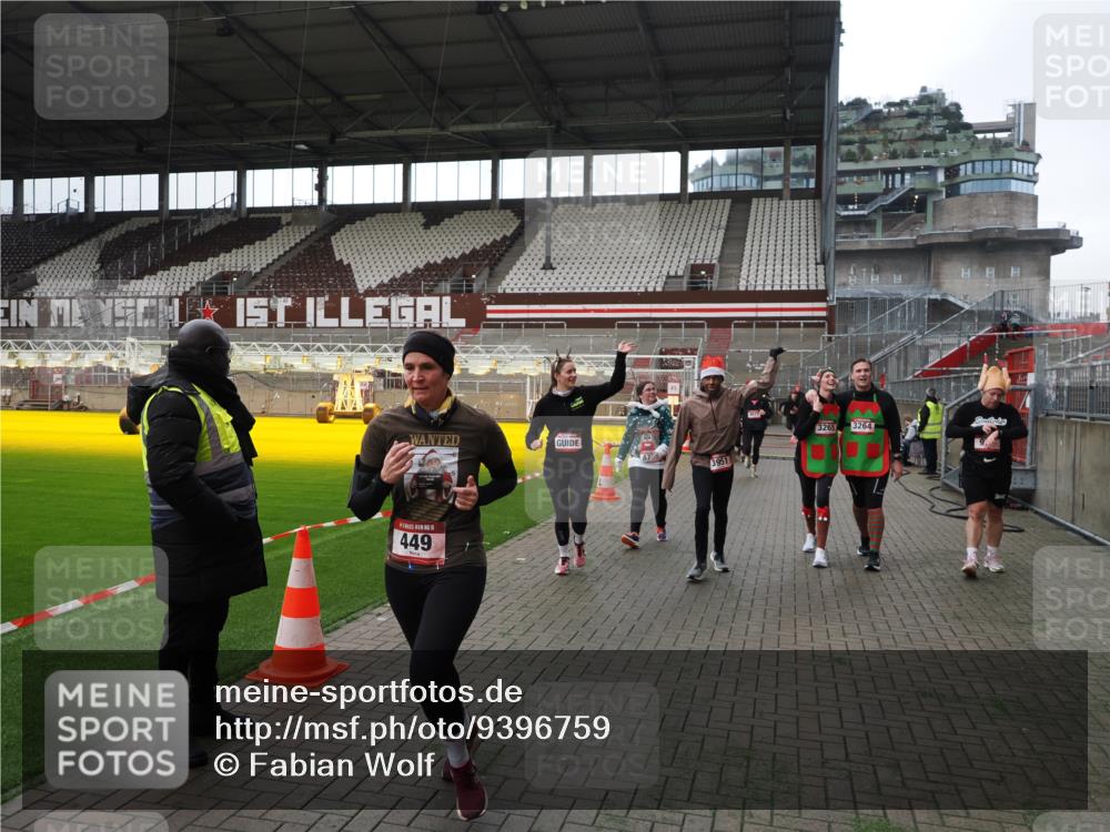 07.12.2025 - St. Pauli X-Mass-Run No. 15 Fabian Wolf http://msf.ph/oto/9396759 07.12.2025 10:41:07 Ziel 449, 545, 952, 1153, 3264, 3265, 3951, 4617, 4773 meine-sportfotos.de