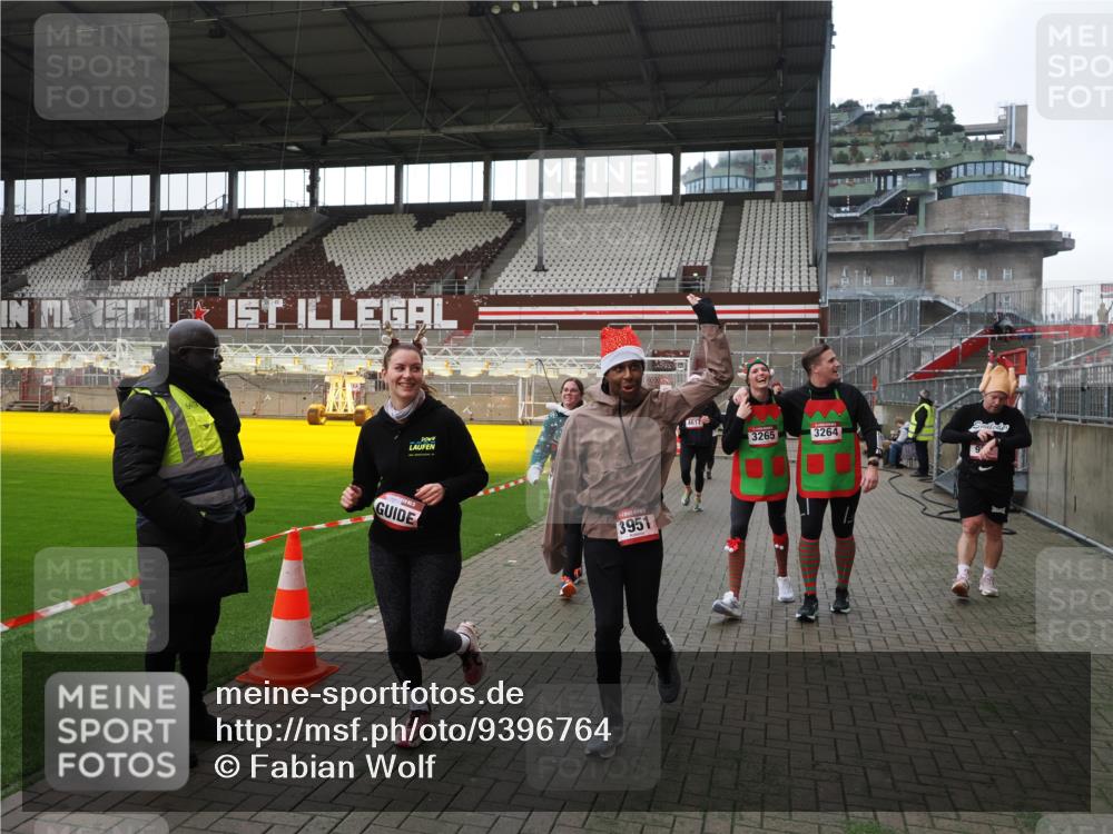 07.12.2025 - St. Pauli X-Mass-Run No. 15 Fabian Wolf http://msf.ph/oto/9396764 07.12.2025 10:41:08 Ziel 449, 545, 575, 952, 1153, 3047, 3264, 3265, 3951, 4617, 4773 meine-sportfotos.de