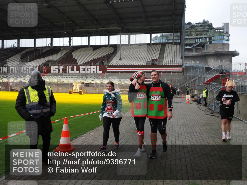 07.12.2025 - St. Pauli X-Mass-Run No. 15 Fabian Wolf http://msf.ph/oto/9396771 07.12.2025 10:41:09 Ziel 449, 545, 575, 952, 1153, 3047, 3264, 3265, 3951, 4617, 4773 meine-sportfotos.de