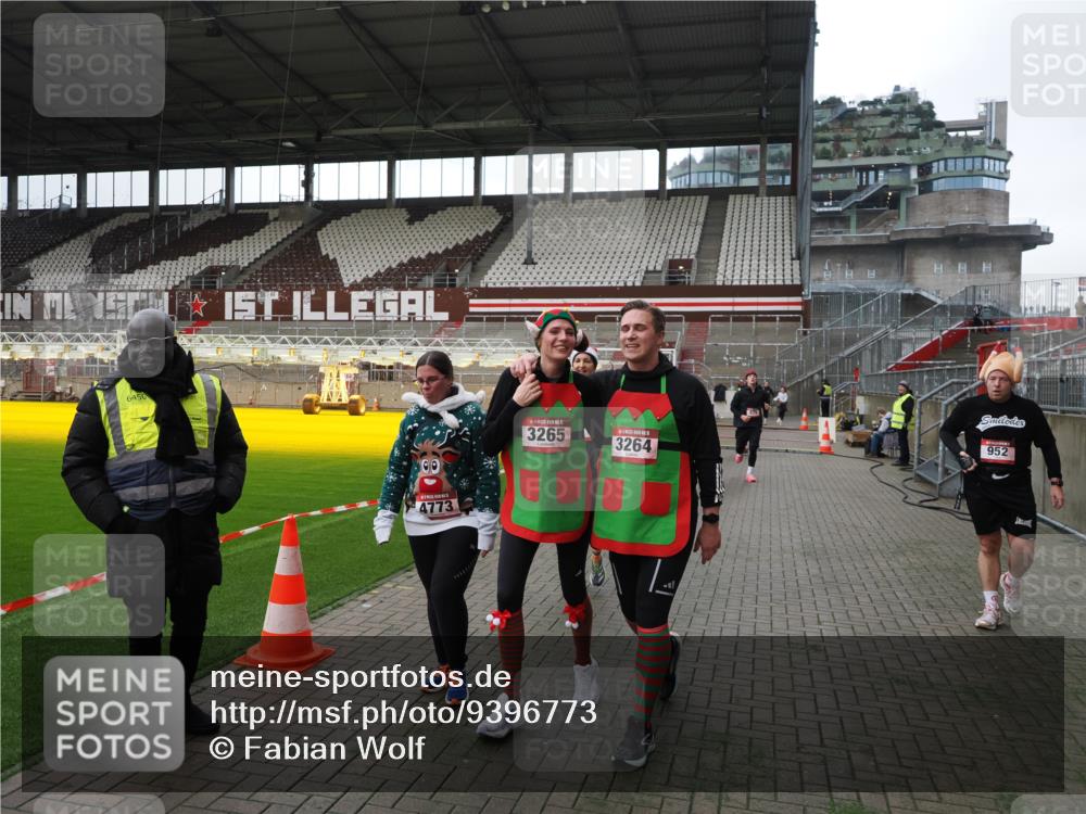 07.12.2025 - St. Pauli X-Mass-Run No. 15 Fabian Wolf http://msf.ph/oto/9396773 07.12.2025 10:41:10 Ziel 449, 545, 575, 952, 1153, 3047, 3264, 3265, 3951, 4617, 4773 meine-sportfotos.de