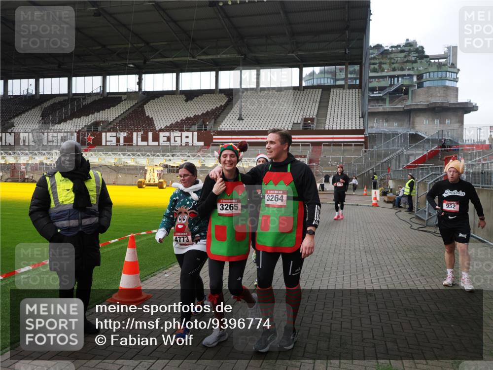 07.12.2025 - St. Pauli X-Mass-Run No. 15 Fabian Wolf http://msf.ph/oto/9396774 07.12.2025 10:41:10 Ziel 449, 545, 575, 952, 1153, 3047, 3264, 3265, 3951, 4617, 4773 meine-sportfotos.de