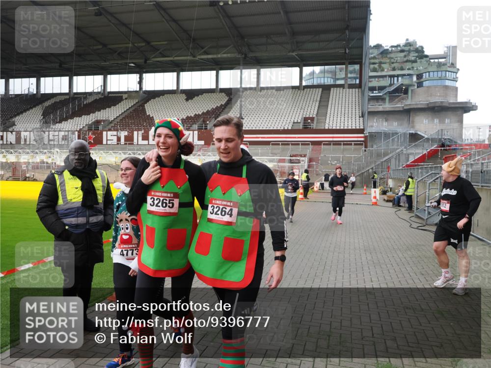 07.12.2025 - St. Pauli X-Mass-Run No. 15 Fabian Wolf http://msf.ph/oto/9396777 07.12.2025 10:41:11 Ziel 449, 545, 575, 952, 1153, 3047, 3264, 3265, 3951, 4617, 4773 meine-sportfotos.de