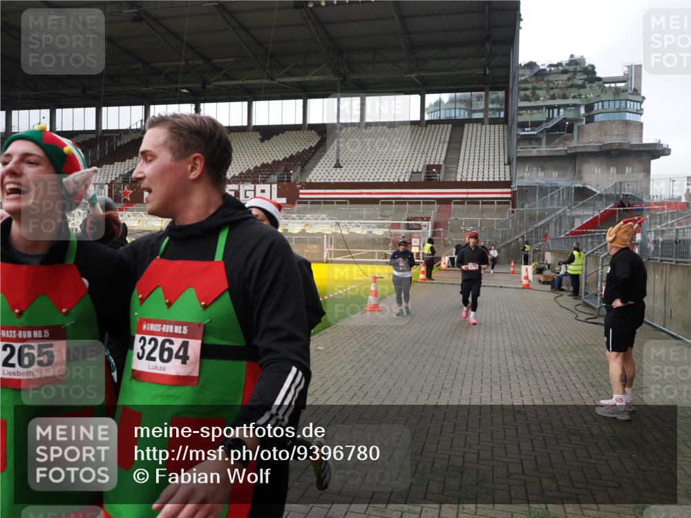 07.12.2025 - St. Pauli X-Mass-Run No. 15 Fabian Wolf http://msf.ph/oto/9396780 07.12.2025 10:41:11 Ziel 449, 545, 575, 952, 1153, 3047, 3264, 3265, 3951, 4617, 4773 meine-sportfotos.de