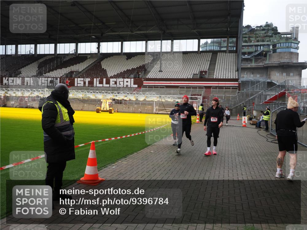 07.12.2025 - St. Pauli X-Mass-Run No. 15 Fabian Wolf http://msf.ph/oto/9396784 07.12.2025 10:41:13 Ziel 449, 545, 575, 952, 1153, 2330, 2331, 3047, 3951, 4617, 4773 meine-sportfotos.de