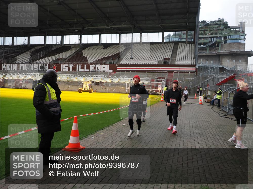 07.12.2025 - St. Pauli X-Mass-Run No. 15 Fabian Wolf http://msf.ph/oto/9396787 07.12.2025 10:41:14 Ziel 449, 545, 575, 952, 1153, 2330, 2331, 3047, 3951, 4617, 4773 meine-sportfotos.de