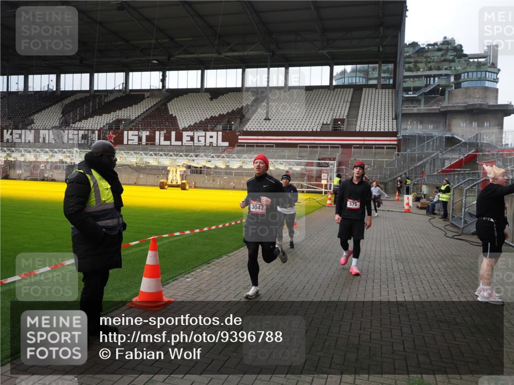 07.12.2025 - St. Pauli X-Mass-Run No. 15 Fabian Wolf http://msf.ph/oto/9396788 07.12.2025 10:41:14 Ziel 449, 545, 575, 952, 1153, 2330, 2331, 3047, 3951, 4617, 4773 meine-sportfotos.de