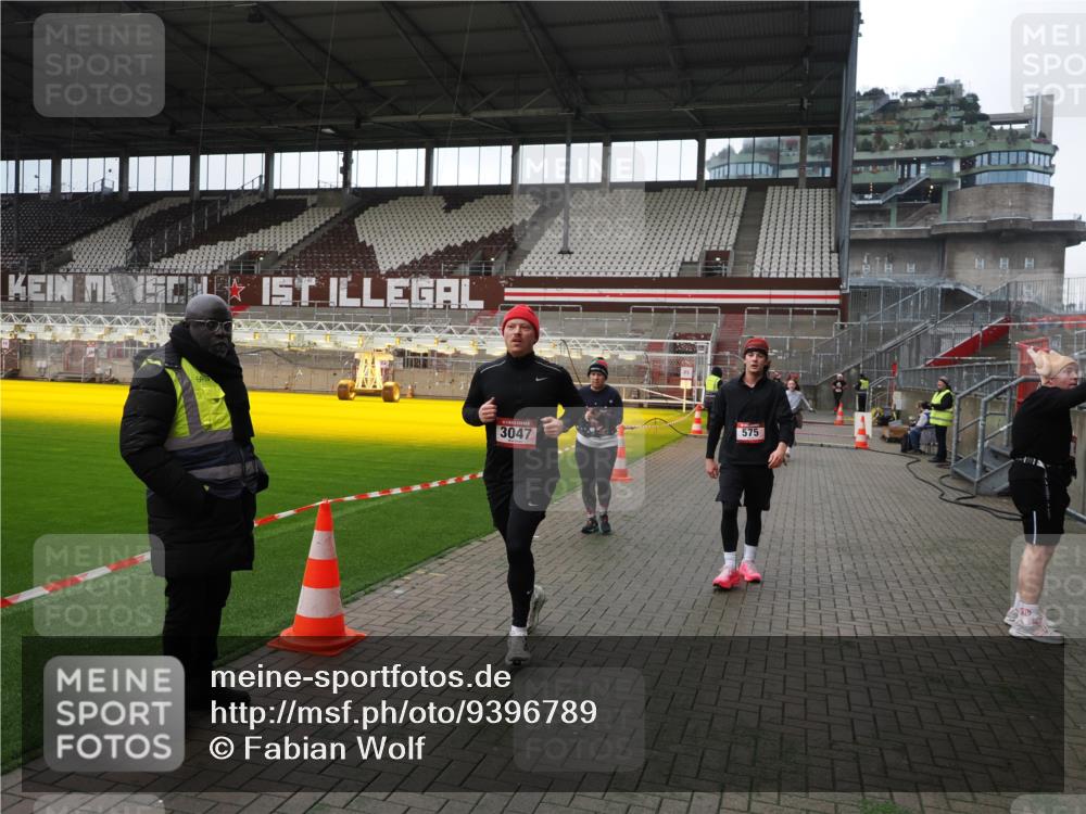 07.12.2025 - St. Pauli X-Mass-Run No. 15 Fabian Wolf http://msf.ph/oto/9396789 07.12.2025 10:41:14 Ziel 449, 545, 575, 952, 1153, 2330, 2331, 3047, 3951, 4617, 4773 meine-sportfotos.de