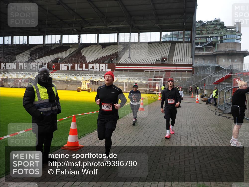 07.12.2025 - St. Pauli X-Mass-Run No. 15 Fabian Wolf http://msf.ph/oto/9396790 07.12.2025 10:41:15 Ziel 449, 545, 575, 952, 1153, 2330, 2331, 3047, 3951, 4617, 4773 meine-sportfotos.de