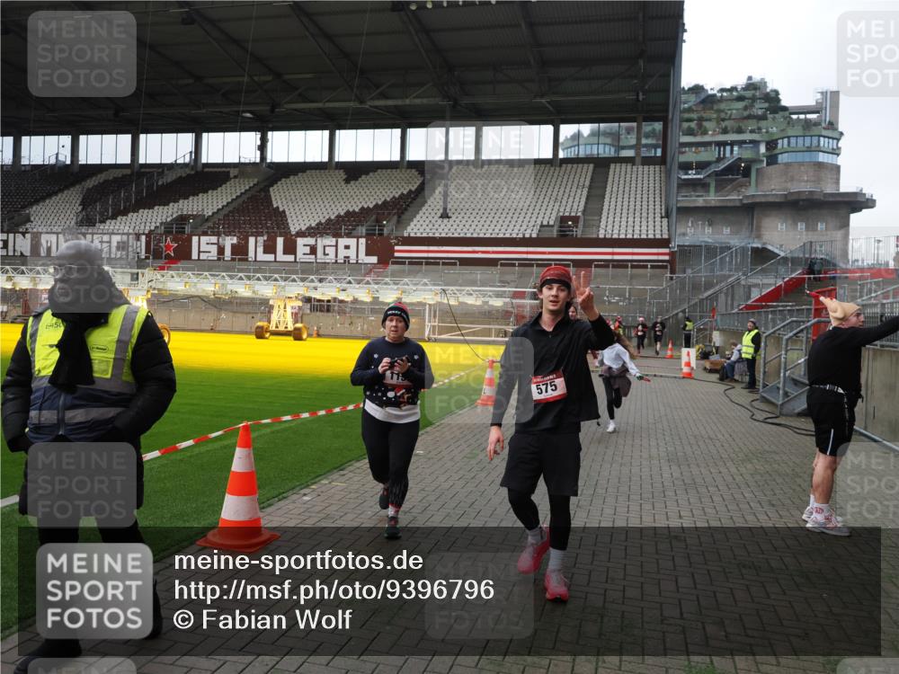 07.12.2025 - St. Pauli X-Mass-Run No. 15 Fabian Wolf http://msf.ph/oto/9396796 07.12.2025 10:41:16 Ziel 449, 545, 575, 1153, 2330, 2331, 3047, 3951, 4617, 4773 meine-sportfotos.de