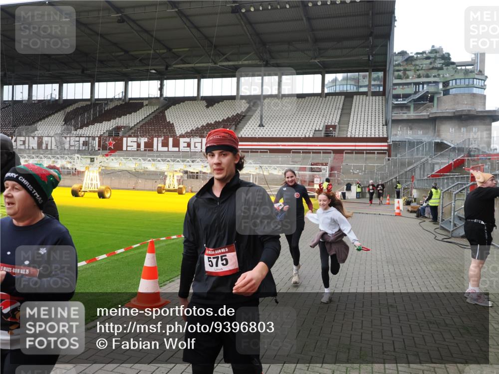 07.12.2025 - St. Pauli X-Mass-Run No. 15 Fabian Wolf http://msf.ph/oto/9396803 07.12.2025 10:41:18 Ziel 449, 575, 1153, 2330, 2331, 3047, 3951, 4617 meine-sportfotos.de