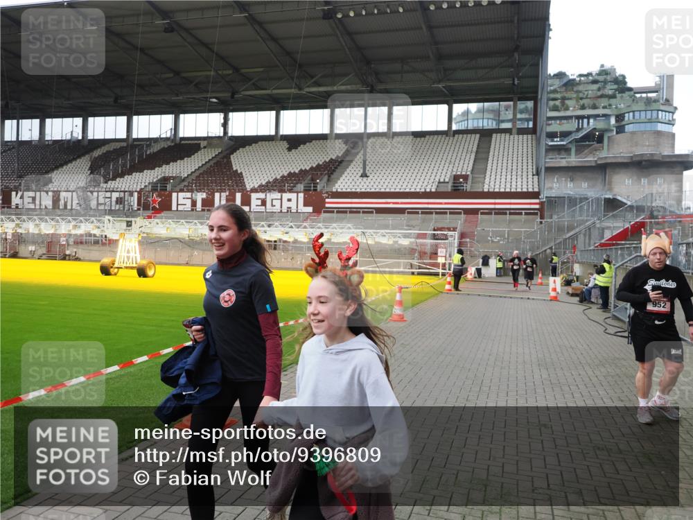 07.12.2025 - St. Pauli X-Mass-Run No. 15 Fabian Wolf http://msf.ph/oto/9396809 07.12.2025 10:41:19 Ziel 259, 449, 575, 1153, 2330, 2331, 2507, 3047, 4617 meine-sportfotos.de