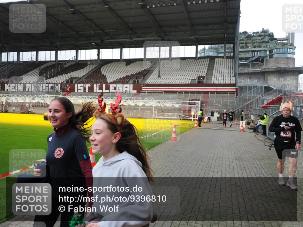 07.12.2025 - St. Pauli X-Mass-Run No. 15 Fabian Wolf http://msf.ph/oto/9396810 07.12.2025 10:41:19 Ziel 259, 449, 575, 1153, 2330, 2331, 2507, 3047, 4617 meine-sportfotos.de
